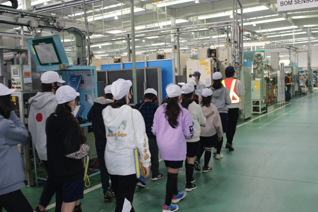 蒲郡市立大塚小学校5年生が蒲郡工場を見学／トピックス／株式会社オティックス